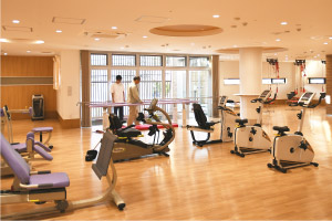 各種マシンが揃うリハビリルーム